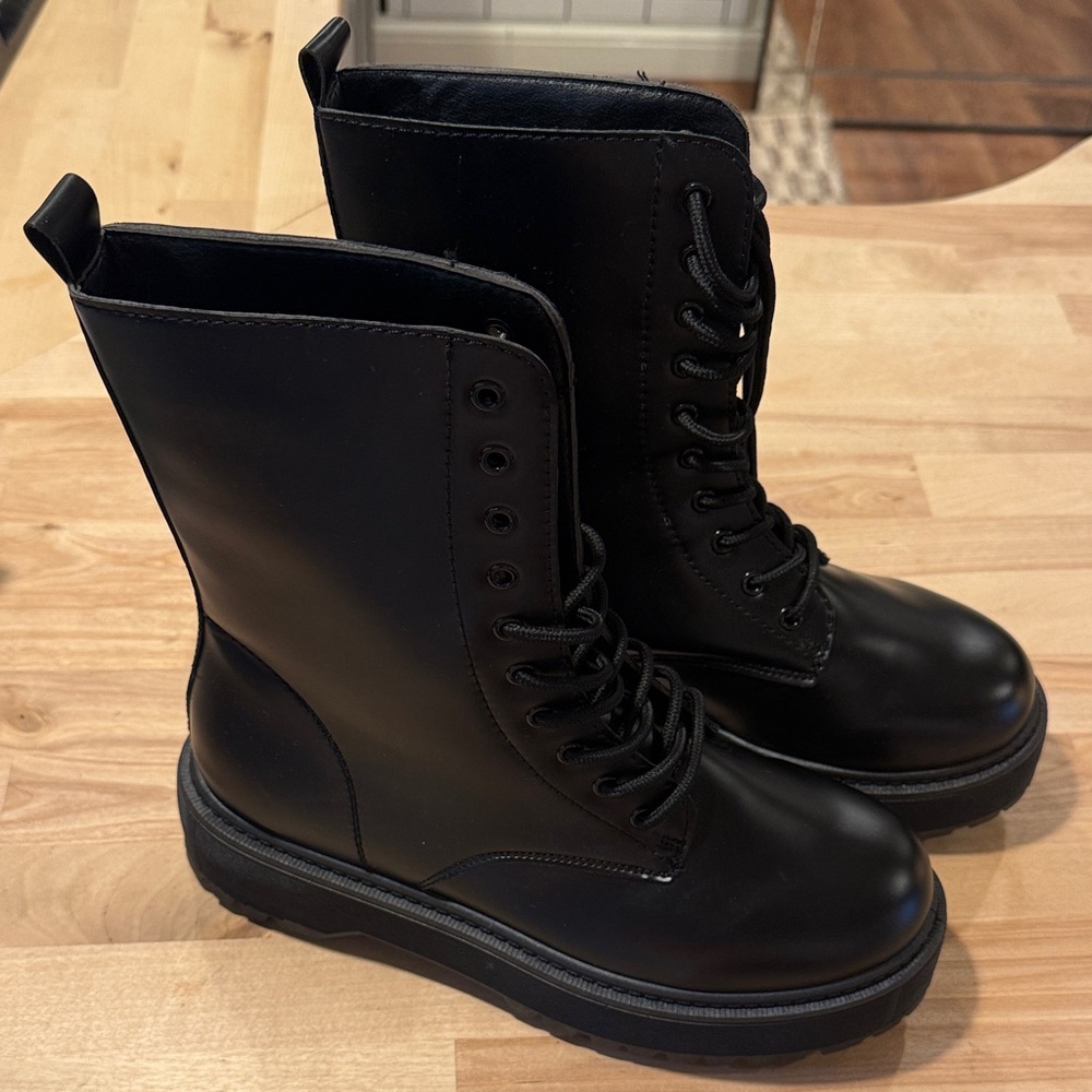 NWOT Women's Black Lace-Up Combat Boots